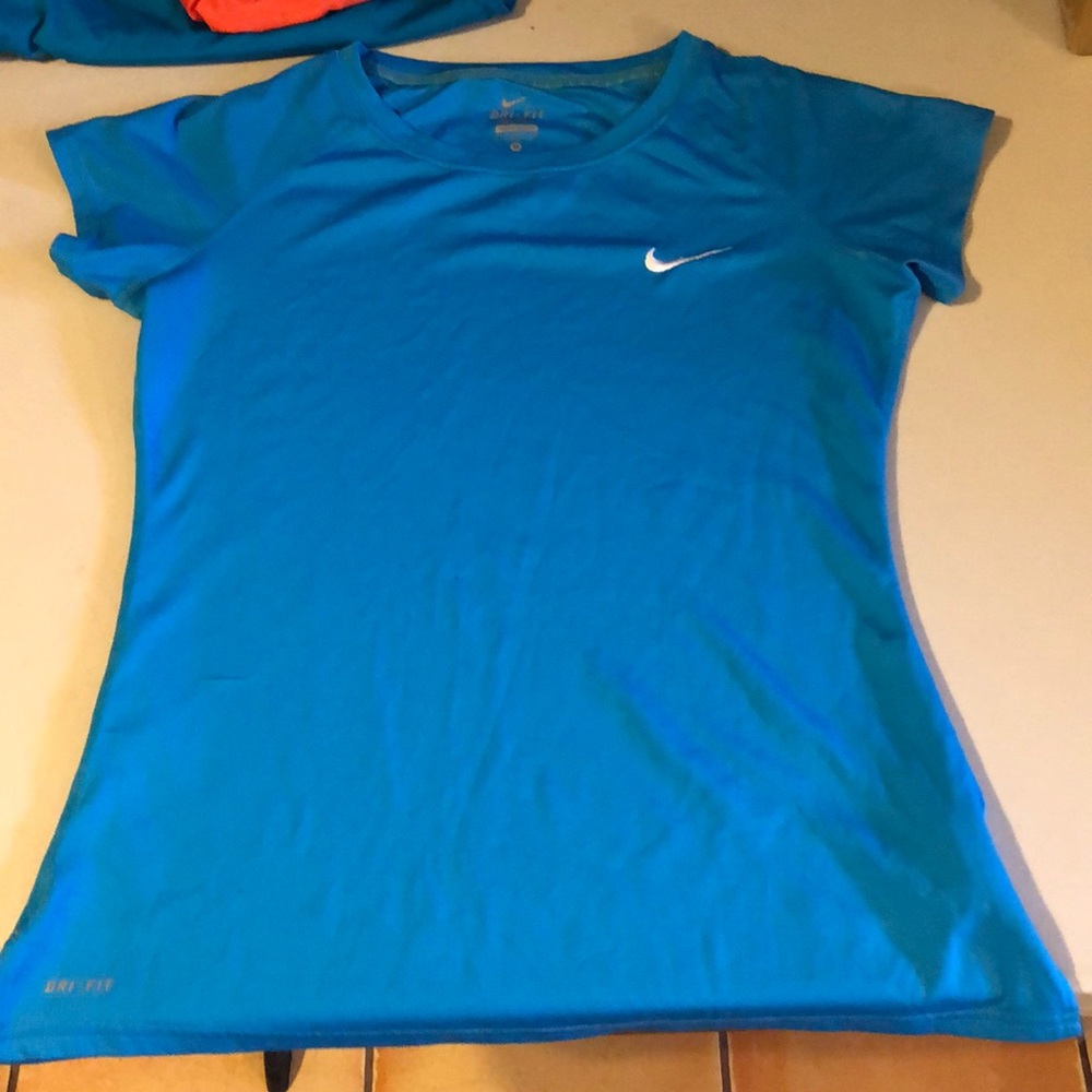 FINAL CHANCE Brand New nike workout top!
